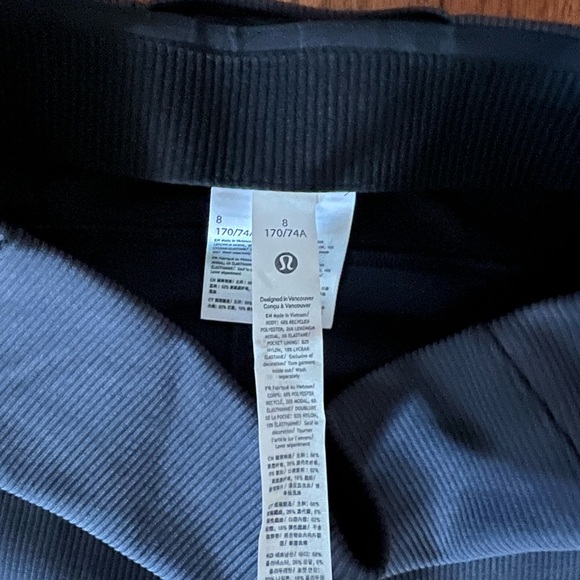 NWOT Lululemon Brushed Softstreme Ribbed Zip Flared
Pant 32.5" Black size 8 - Picture 3 of 5